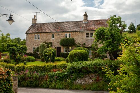 Picture of 3 bedroom cottage for sale.