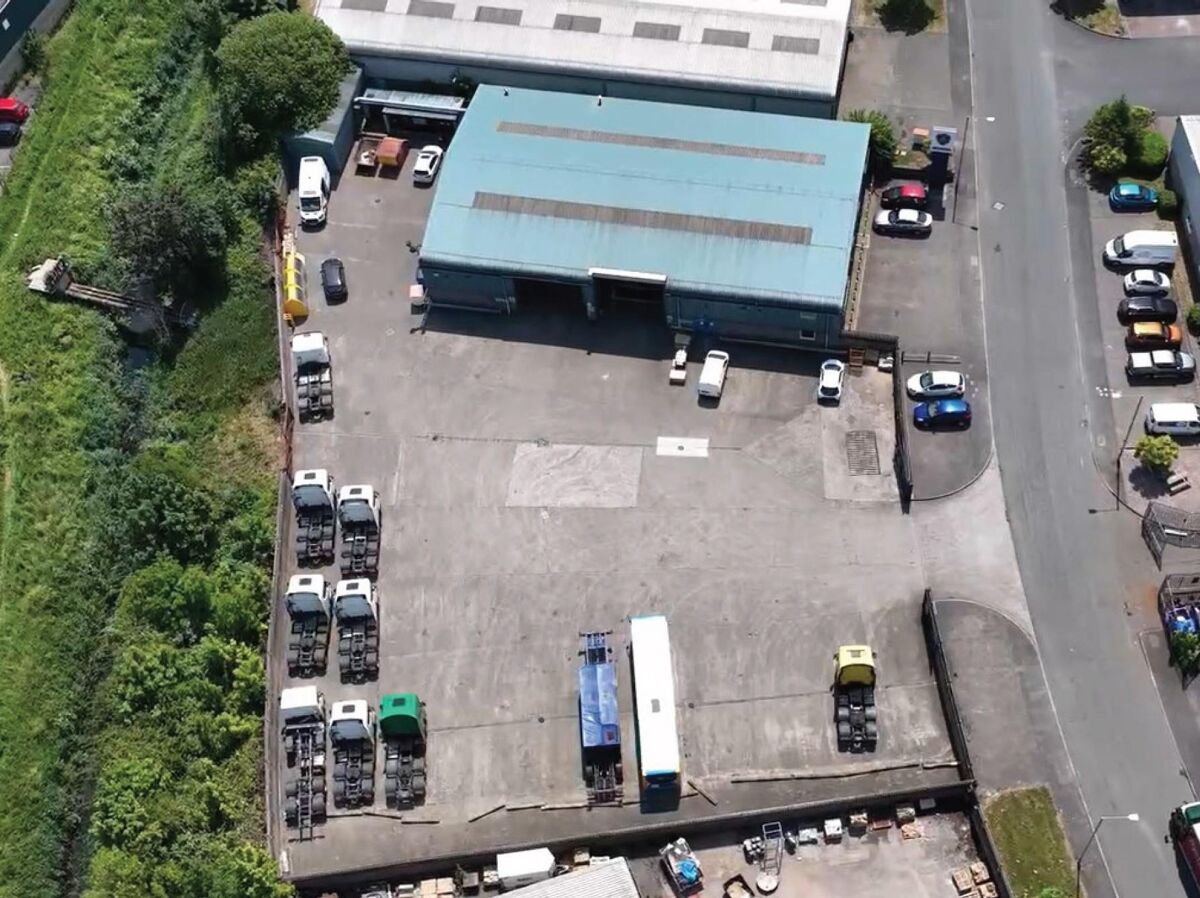 DETACHED TRADE / INDUSTRIAL UNIT WITH SELF-CONTAINED YARD