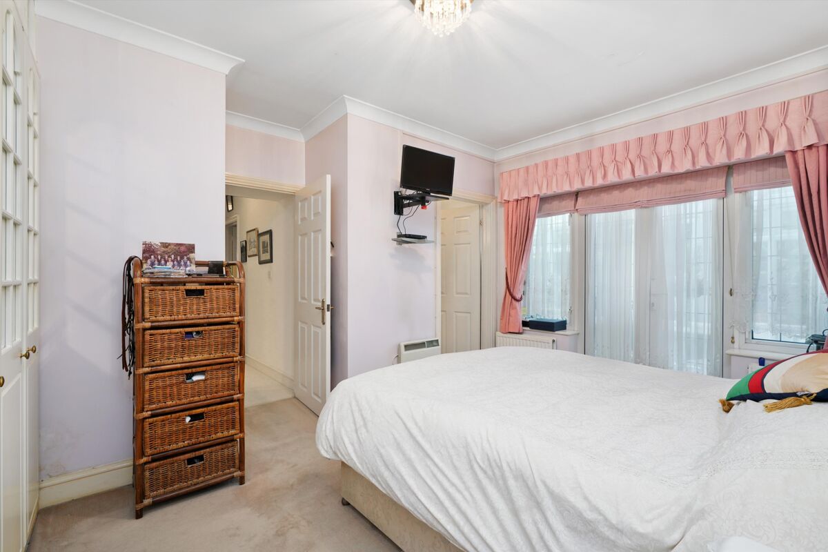 flat for sale in High Street, Esher, Surrey, KT10 CBM012072280
