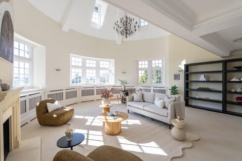 Picture of 3 bedroom flat for sale.