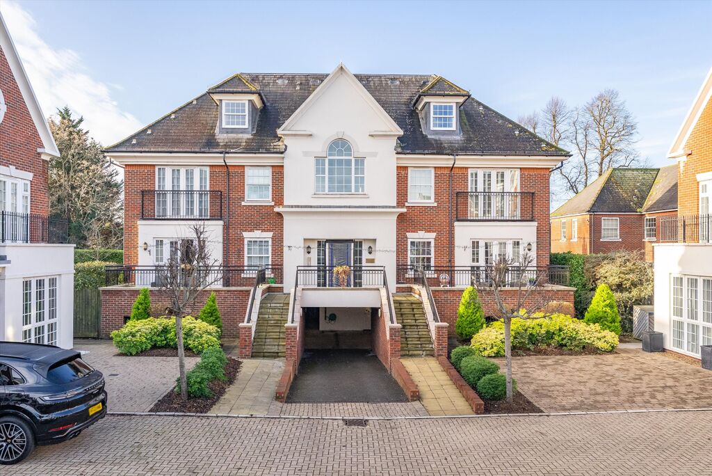 Image of White Lion Gate, Cobham, Surrey, KT11