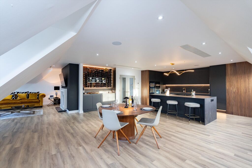 Image of White Lion Gate, Cobham, Surrey, KT11