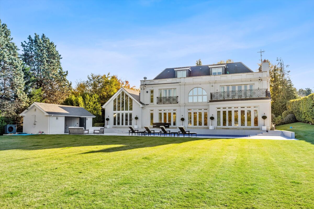 house for sale in Furze Field, Oxshott, Leatherhead, Surrey, KT22