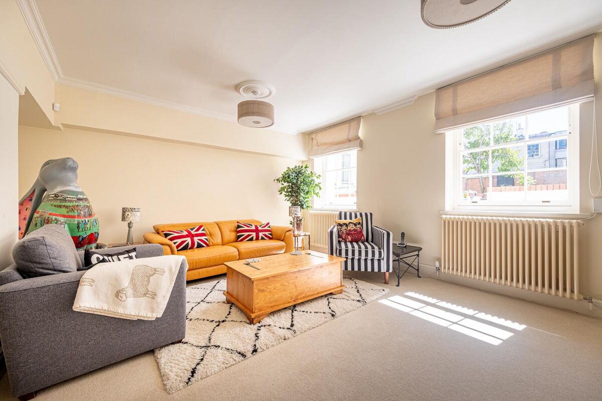 flat for sale in Montpellier House, Suffolk Square, Cheltenham