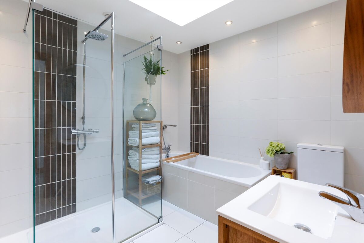 bungalow for sale in Stoke Road, Stoke Orchard, Cheltenham, Gloucestershire, GL52 CHE012178905