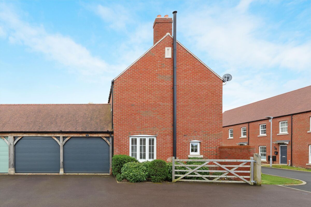 house for sale in Poppy Meadow Close, Gloucester