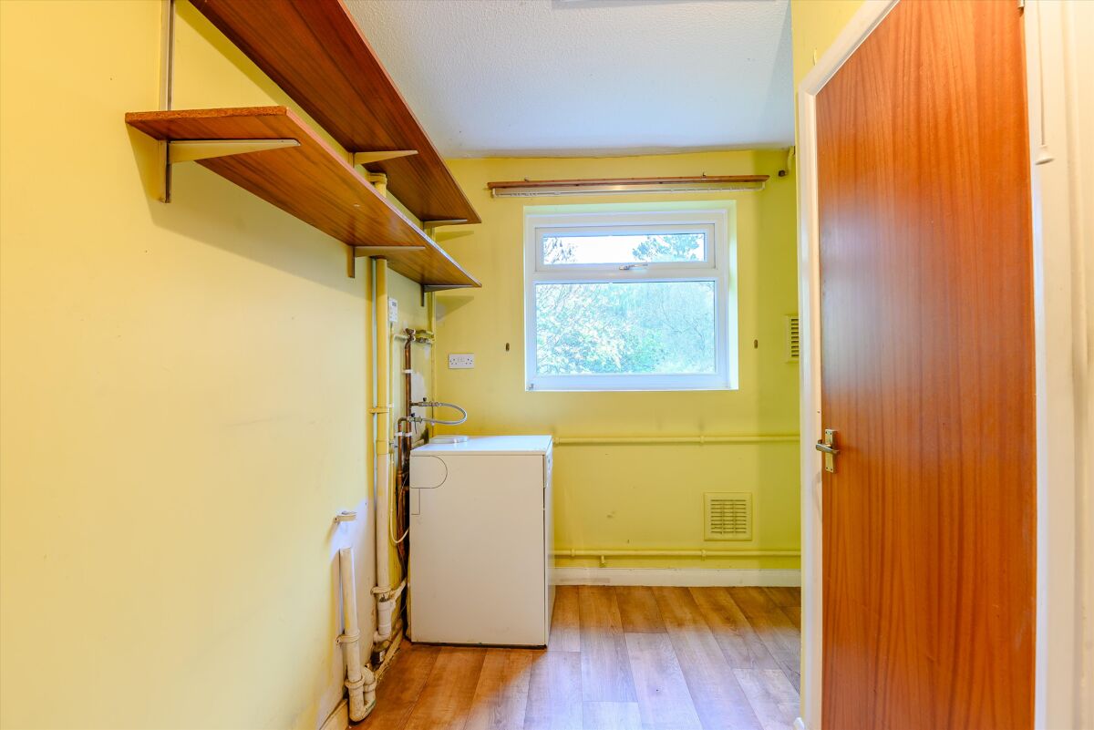 house for sale in Fleet Road, Twyning, Tewkesbury, Gloucestershire, GL20 CHE012360422 Knight