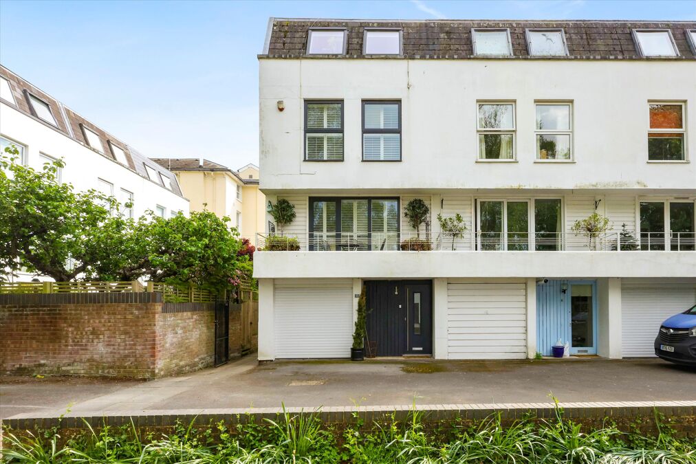 Image of Central Cross Drive, Cheltenham, Gloucestershire, GL52
