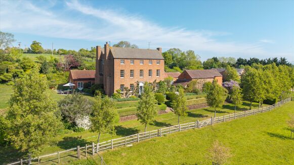 Picture of 8 bedroom house for sale.