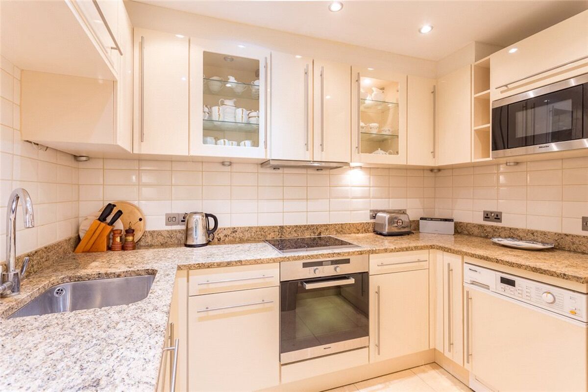 flat for sale in Montpellier House, Suffolk Square, Cheltenham