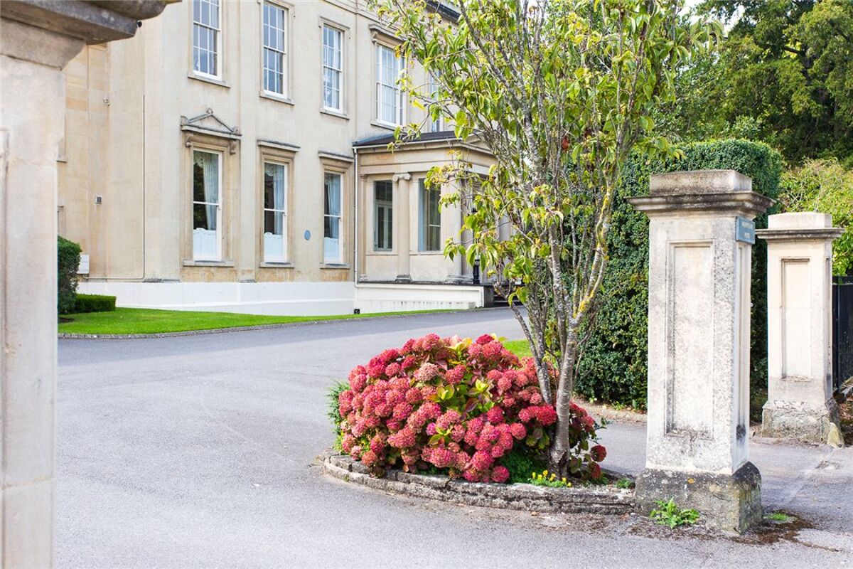 flat for sale in Montpellier House, Suffolk Square, Cheltenham