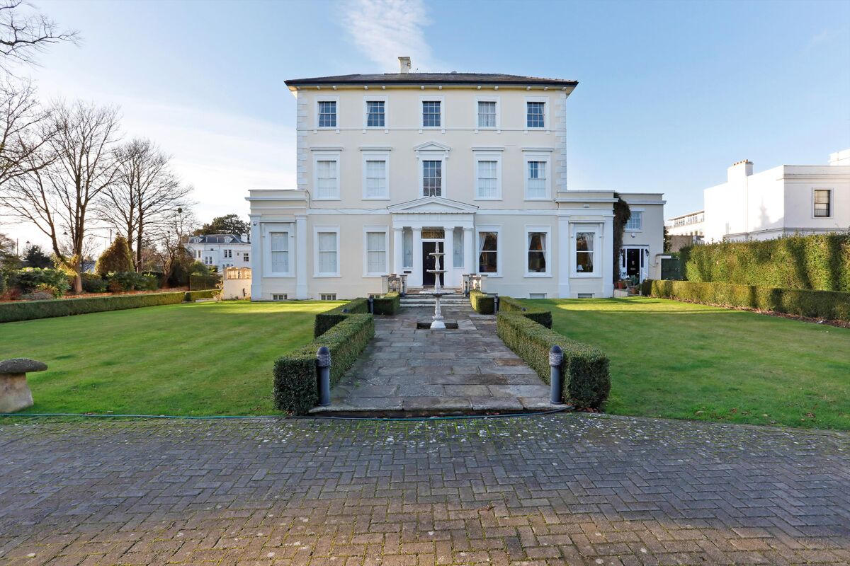 flat for sale in Stratford House, Suffolk Square, Cheltenham