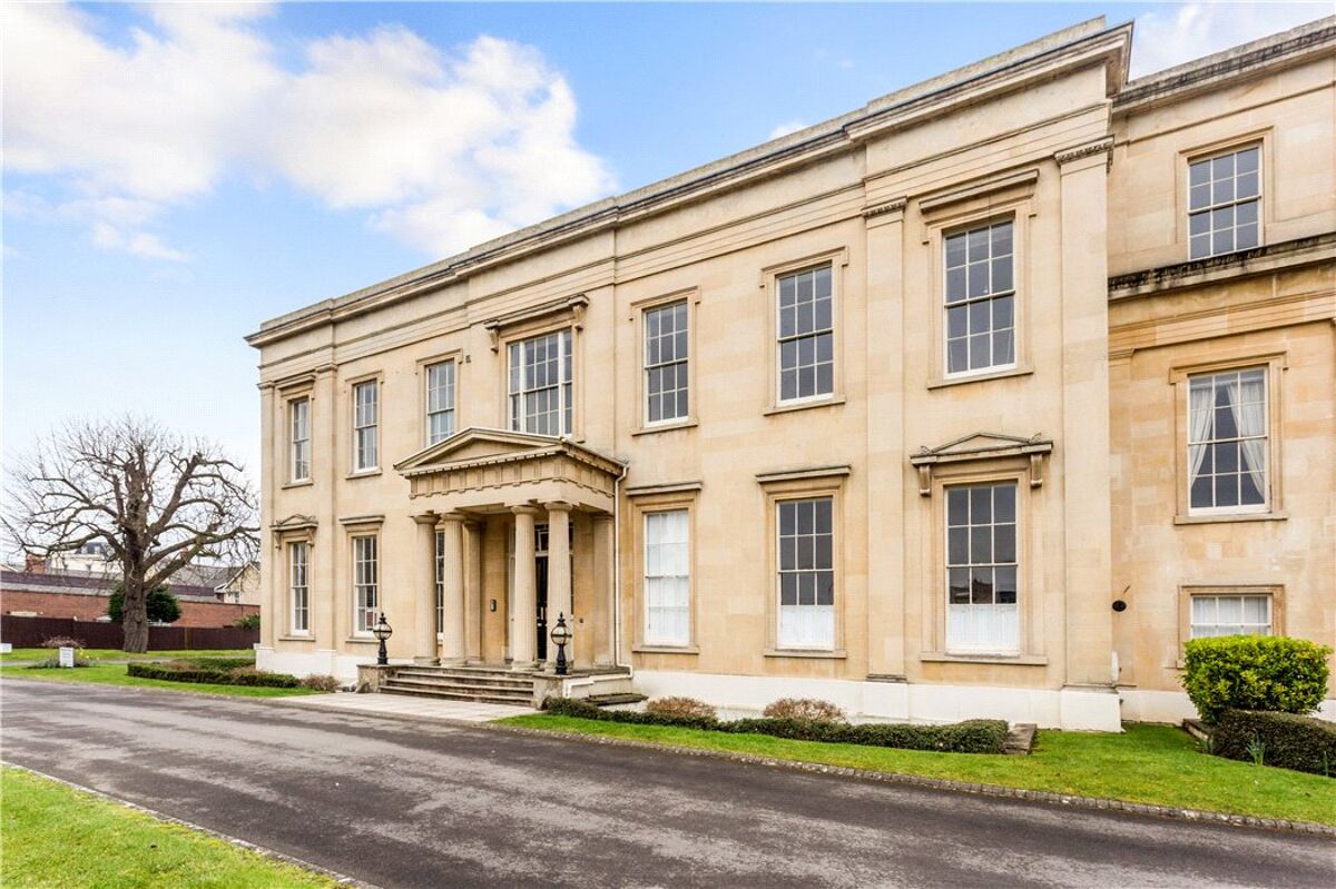 flat for sale in Montpellier House, Suffolk Square, Cheltenham