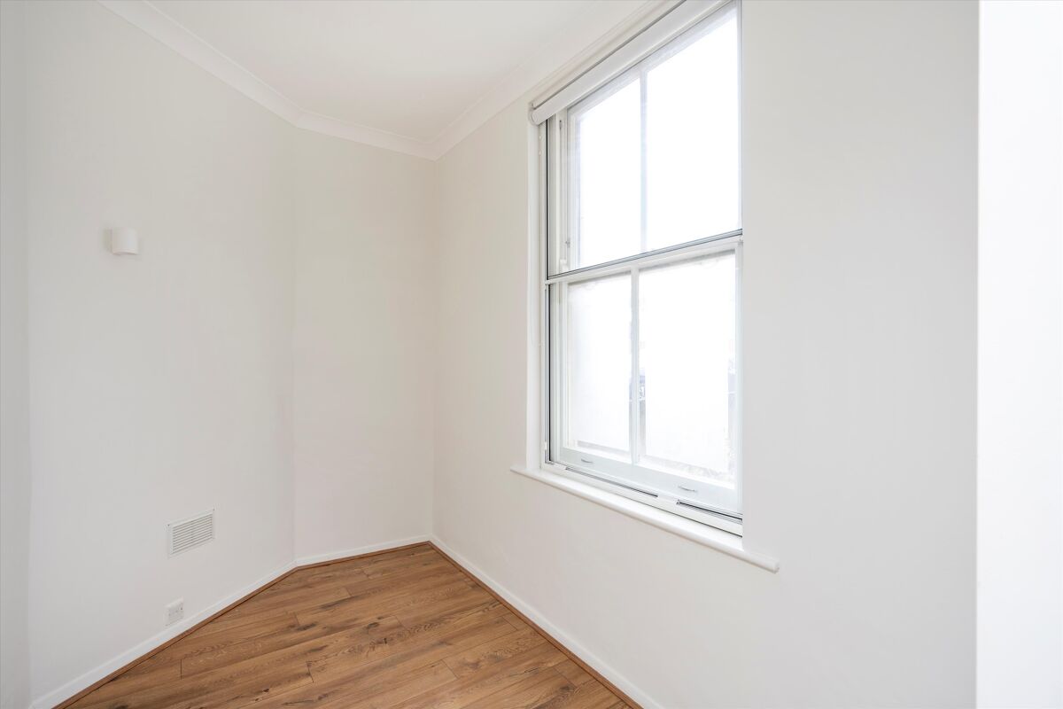 flat for sale in Alexandra Mansions, 333 Kings Road, Chelsea, London