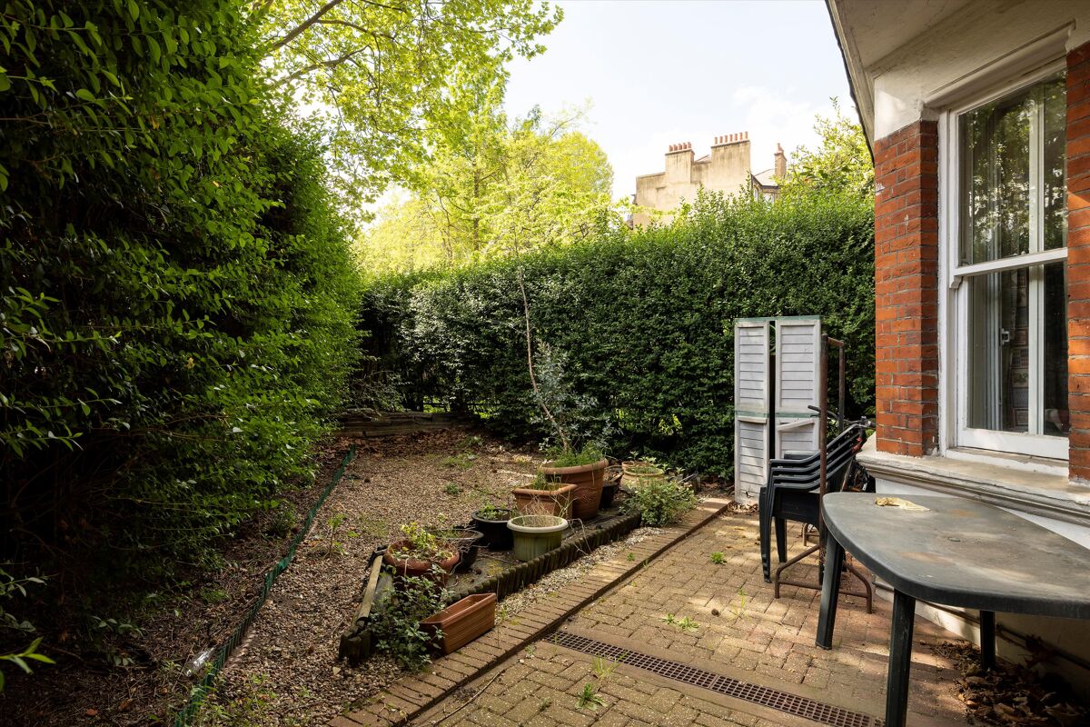 flat for sale in Cornwall Mansions, Cremorne Road, London, SW10