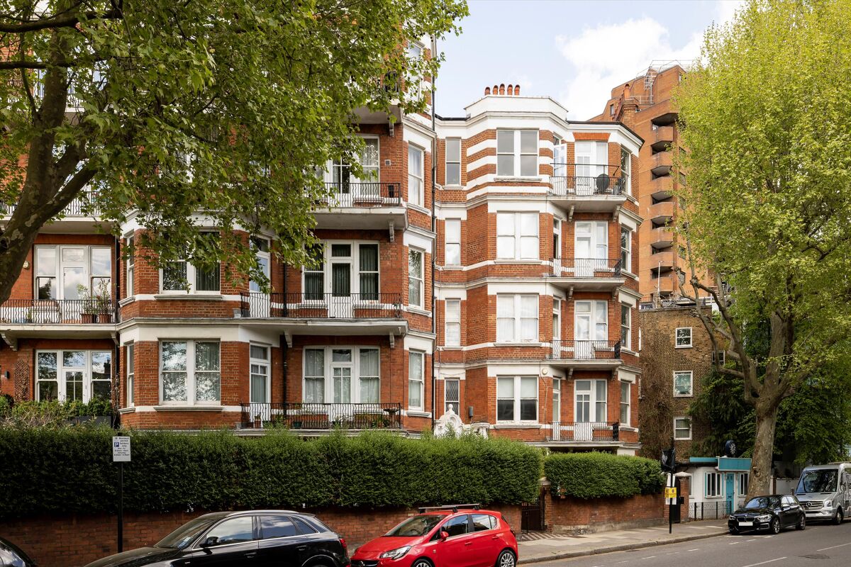 flat for sale in Cornwall Mansions, Cremorne Road, London, SW10