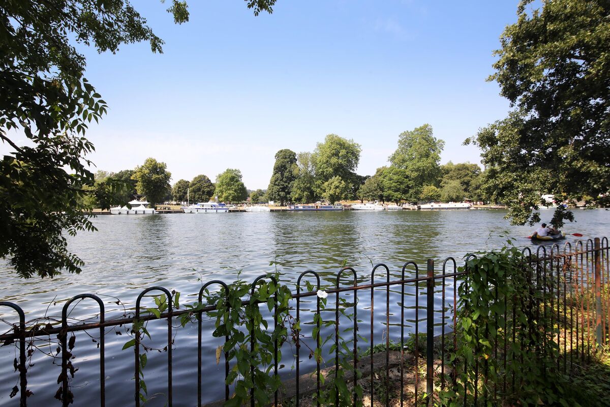 house for sale in Bisham Road, Marlow, Buckinghamshire, SL7 CHO012049312 Knight Frank