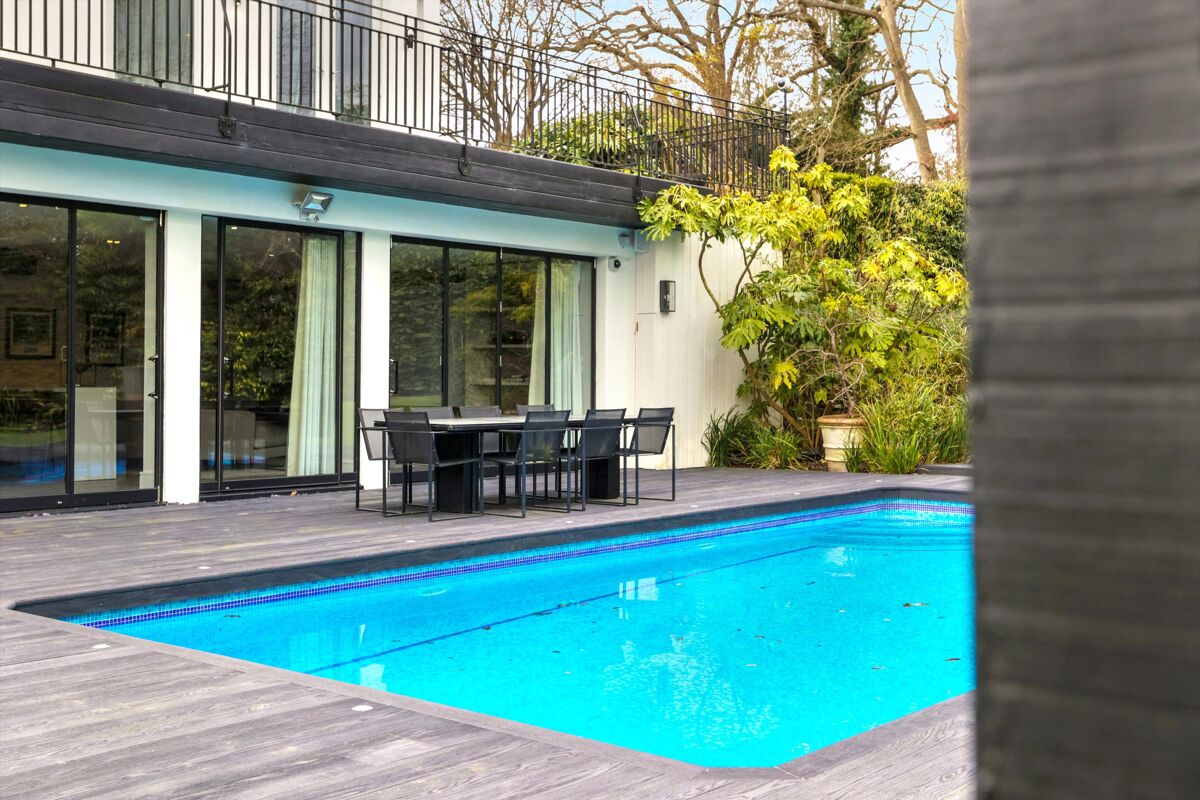 house for sale in Birds Hill Drive, Oxshott, Leatherhead, Surrey, KT22 CHO012337726 Knight Frank