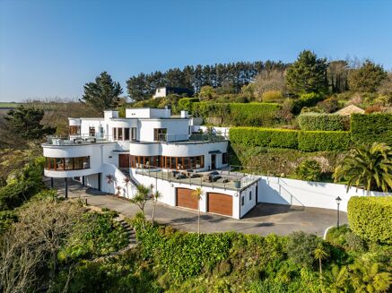 Picture of 4-6 bedroom house for sale.