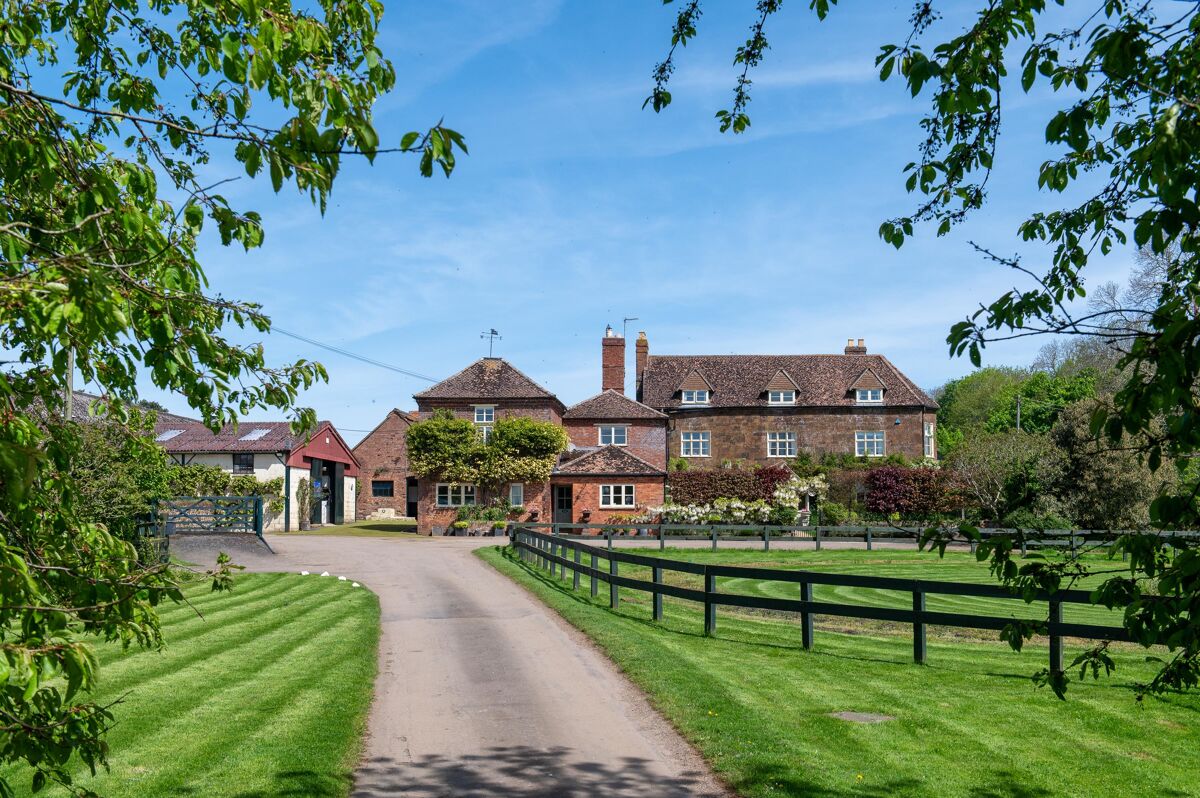 237 acre equestrian and arable farm in Oxfordshire | Knight Frank