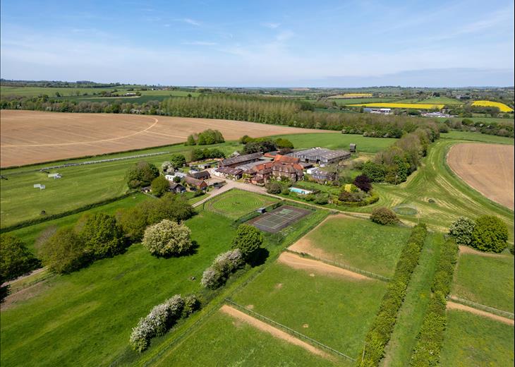 Picture of 7 bedroom farm/estate for sale.