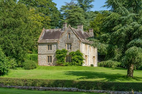 Picture of 9 bedroom house for sale.