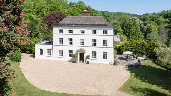 Picture of 6 bedroom house for sale.