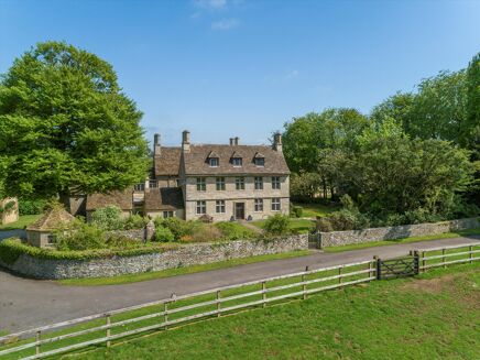 Picture of 6 bedroom farm/estate for sale.