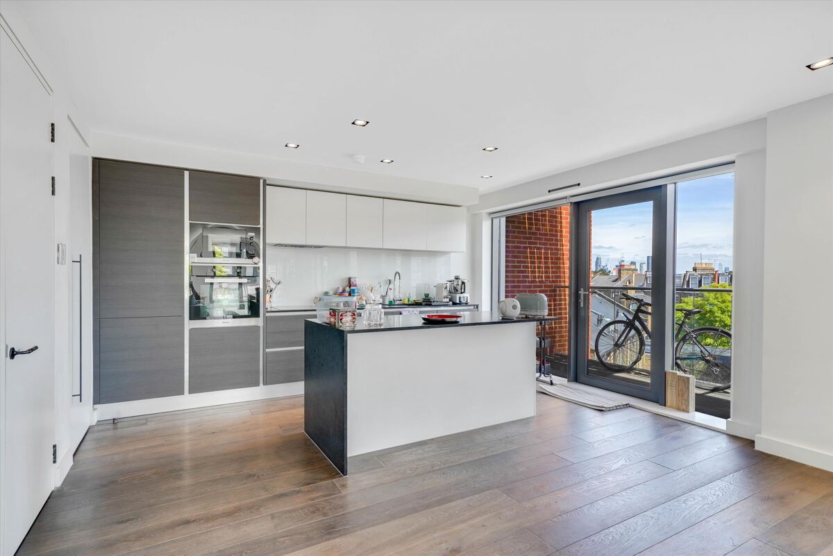 flat to rent in Macaulay Road, Clapham, London, SW4 CLQ253949