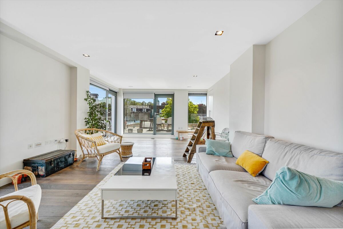 flat to rent in Macaulay Road, Clapham, London, SW4 CLQ253949