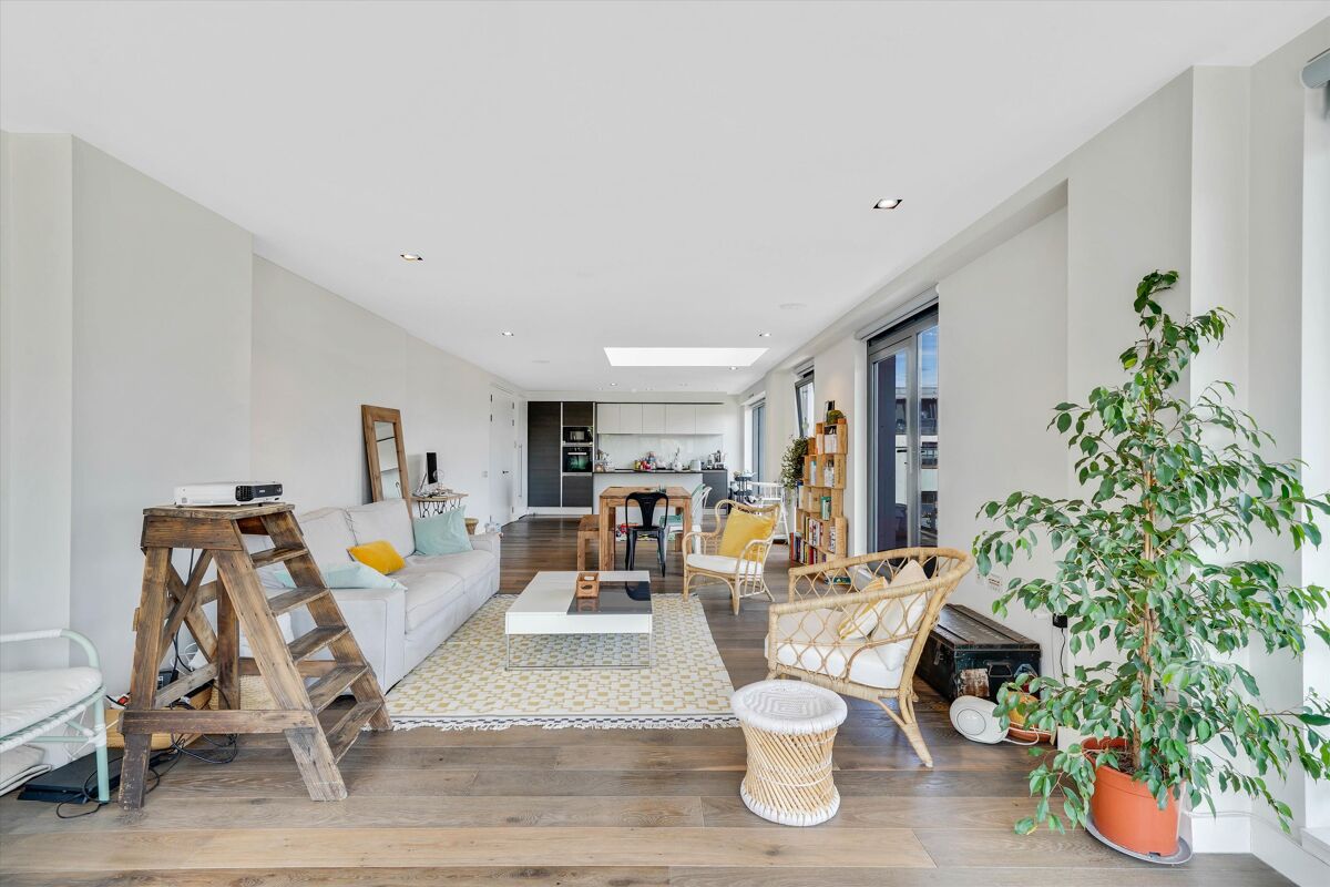 flat to rent in Macaulay Road, Clapham, London, SW4 CLQ253949