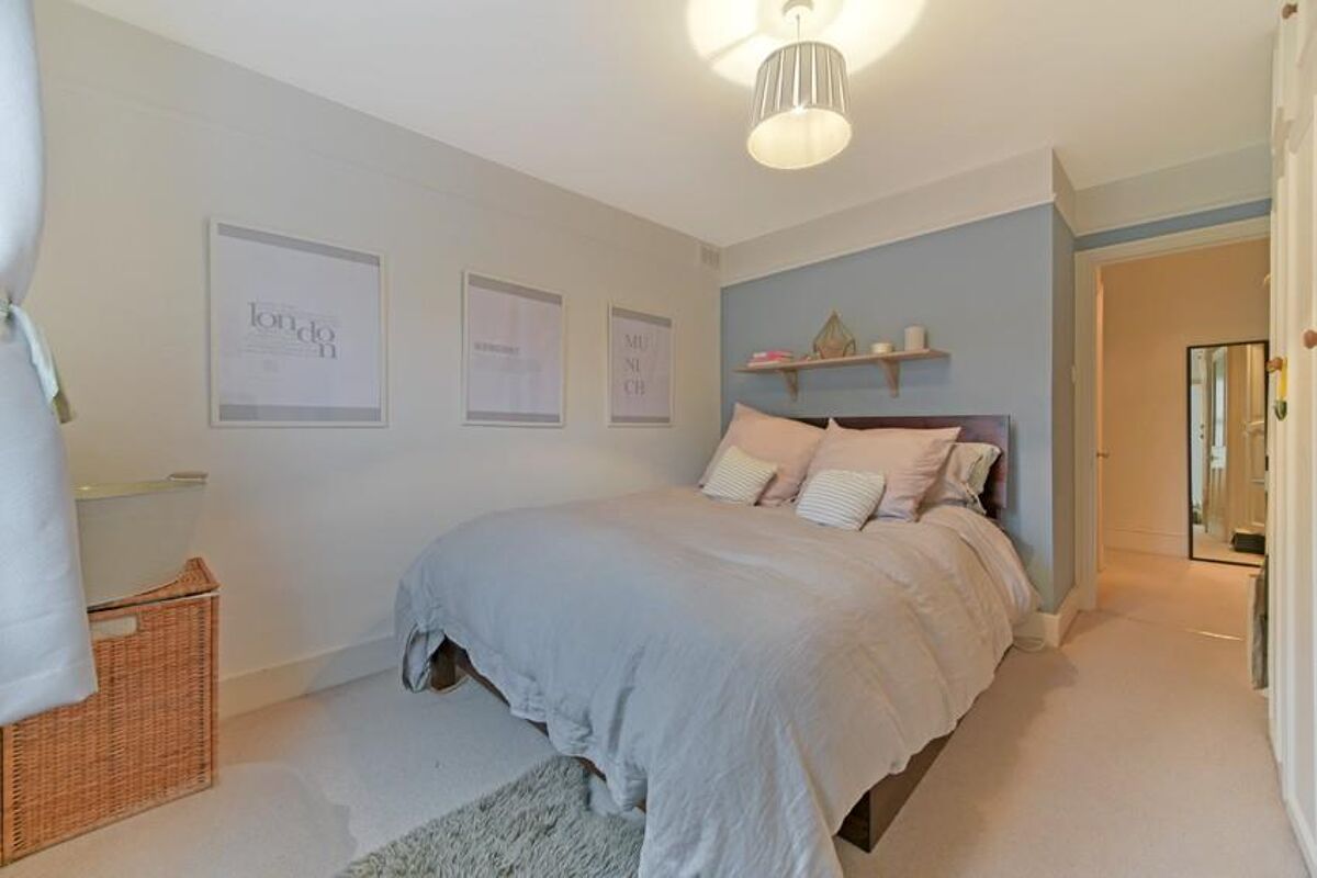 flat to rent in Vardens Road, Clapham Junction, London, SW11