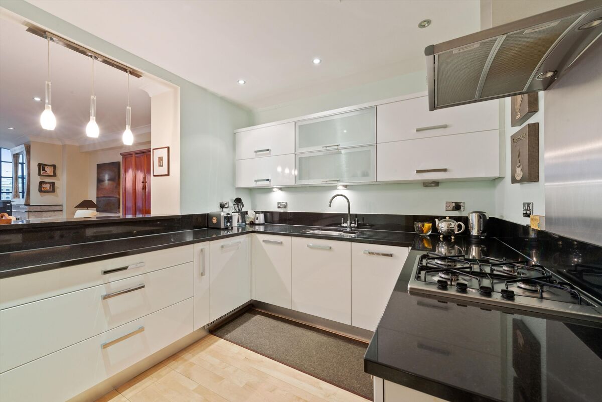 flat for sale in Millers Wharf House, E1W CNW012176159 Knight Frank