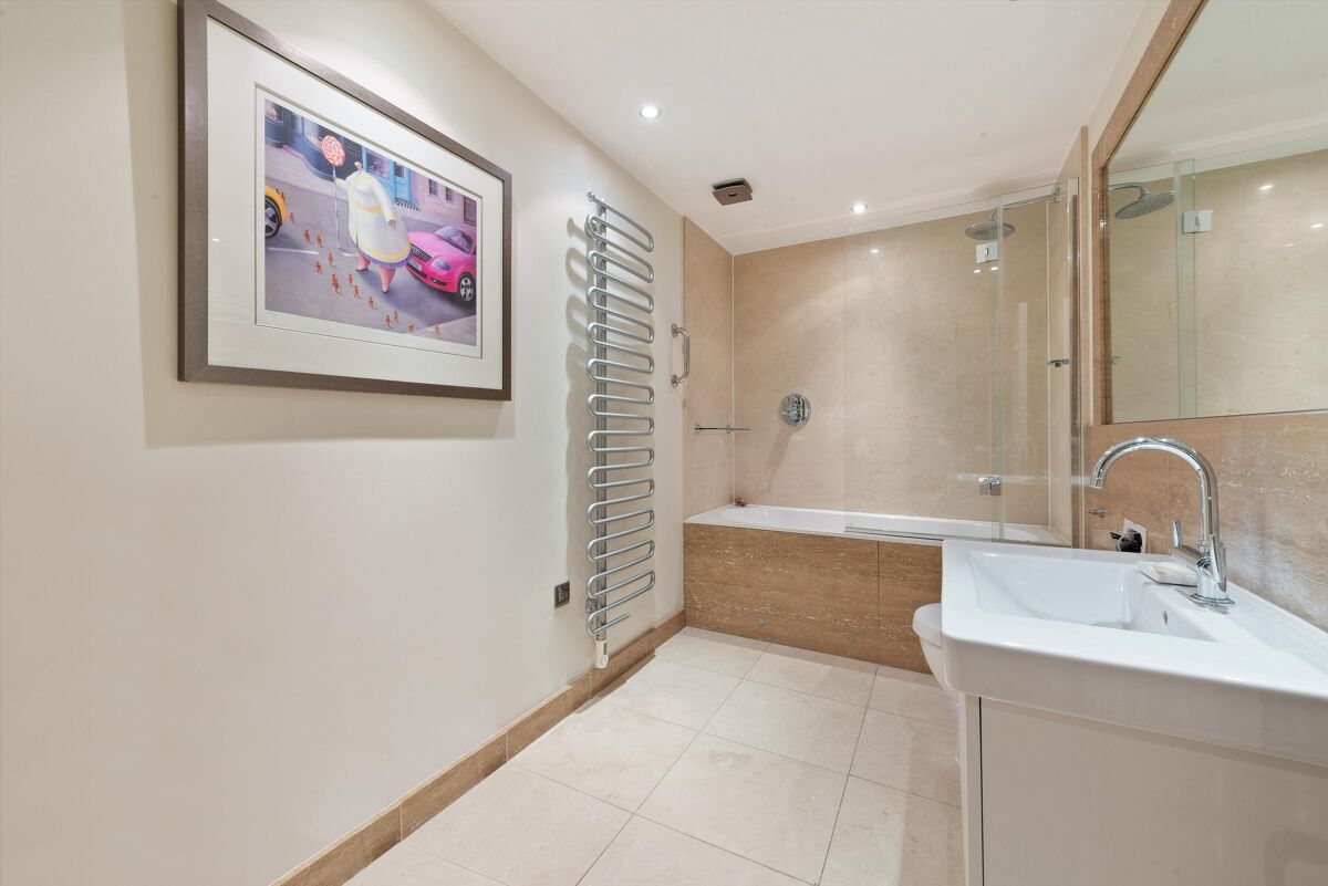 flat for sale in Millers Wharf House, E1W CNW012176159 Knight Frank