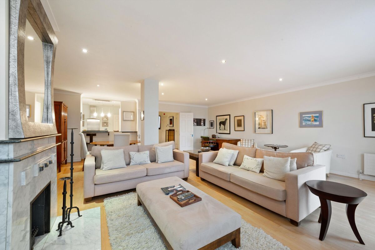 flat for sale in Millers Wharf House, E1W CNW012176159 Knight Frank