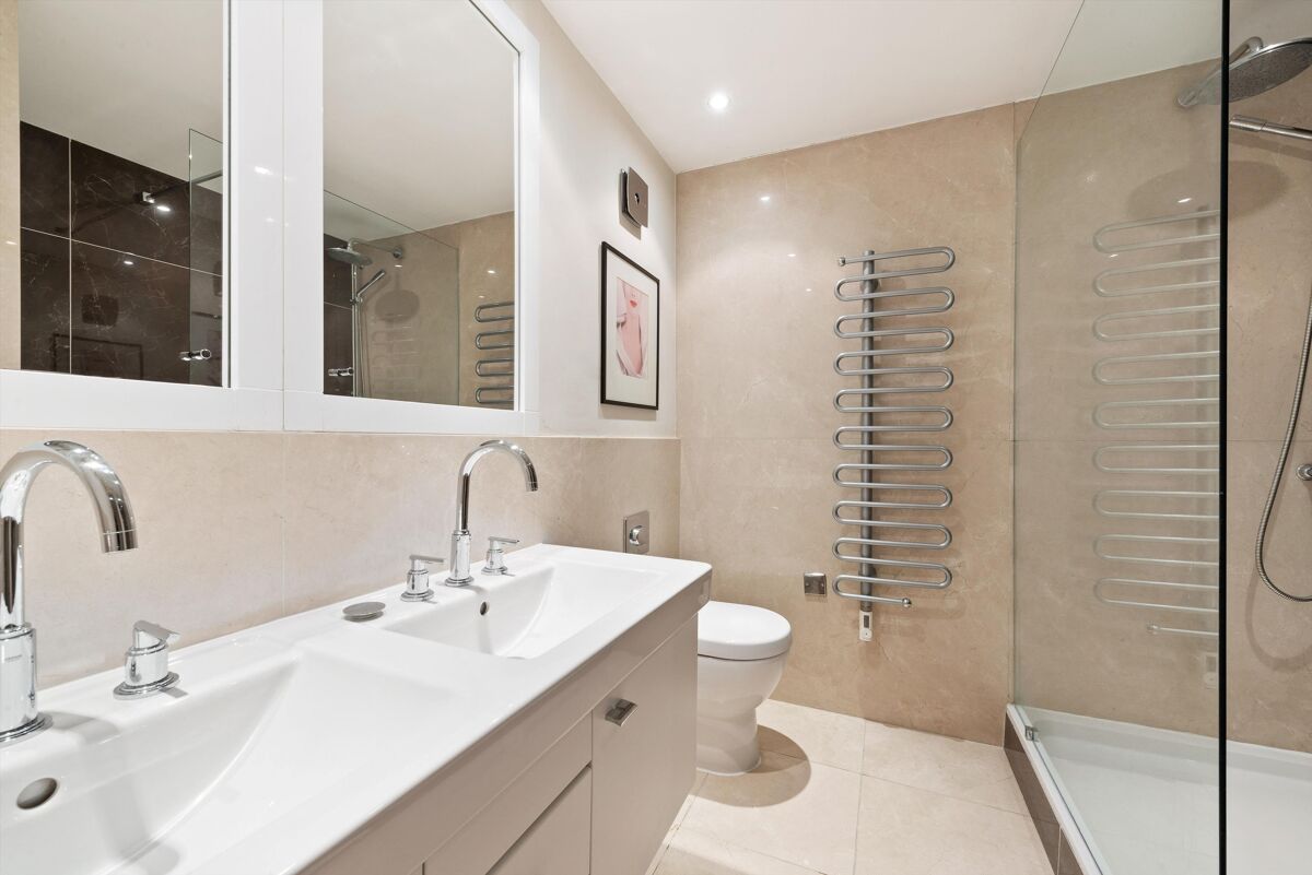 flat for sale in Millers Wharf House, E1W CNW012176159 Knight Frank