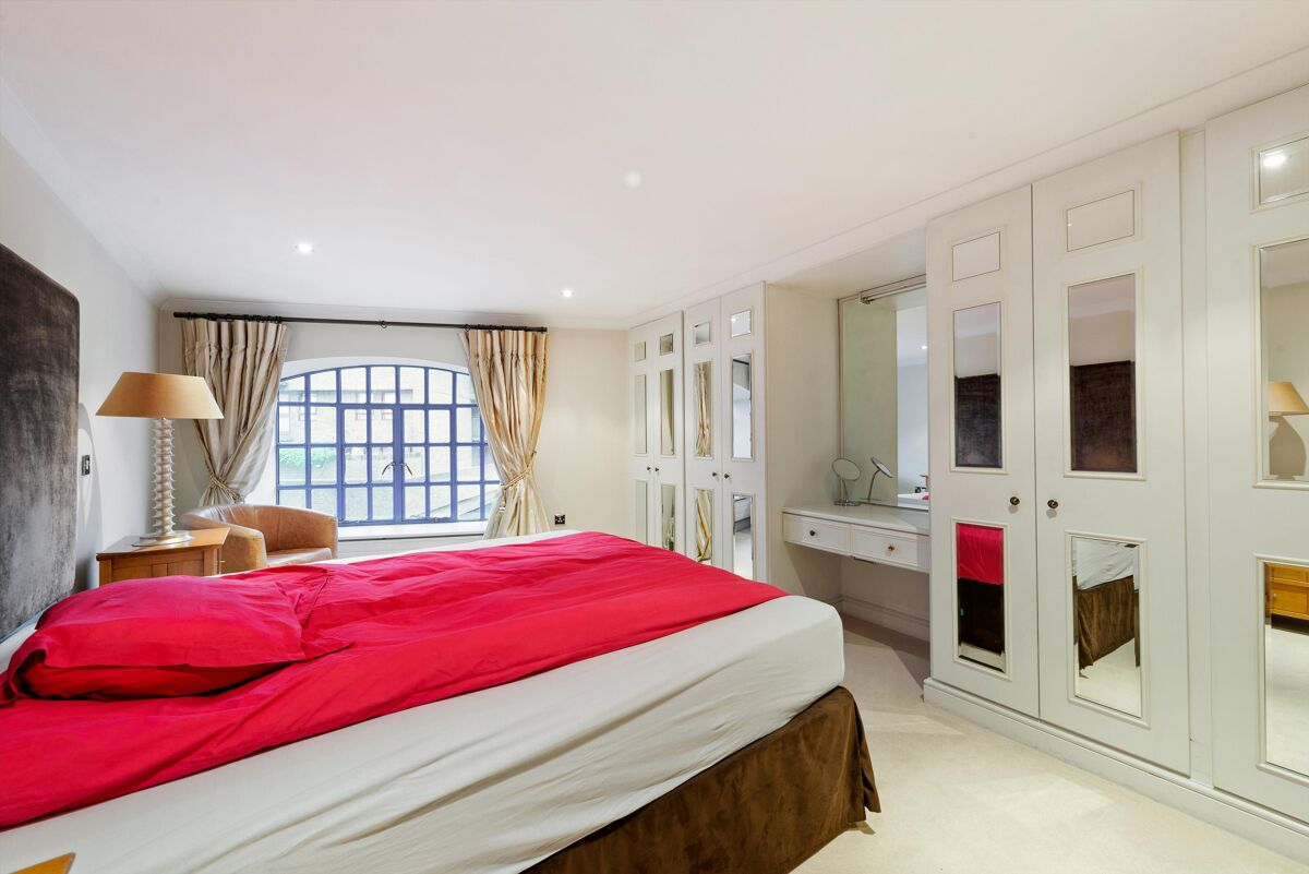 flat for sale in Millers Wharf House, E1W CNW012176159 Knight Frank