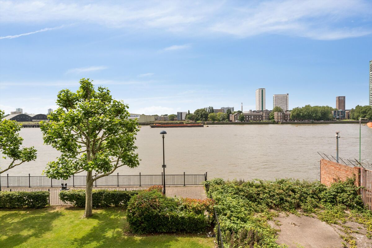 flat for sale in Ferguson Close, E14 CNW012189288 Knight Frank