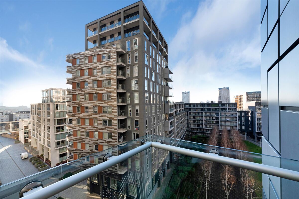 flat for sale in Duckman Tower, Lincoln Plaza, London, E14