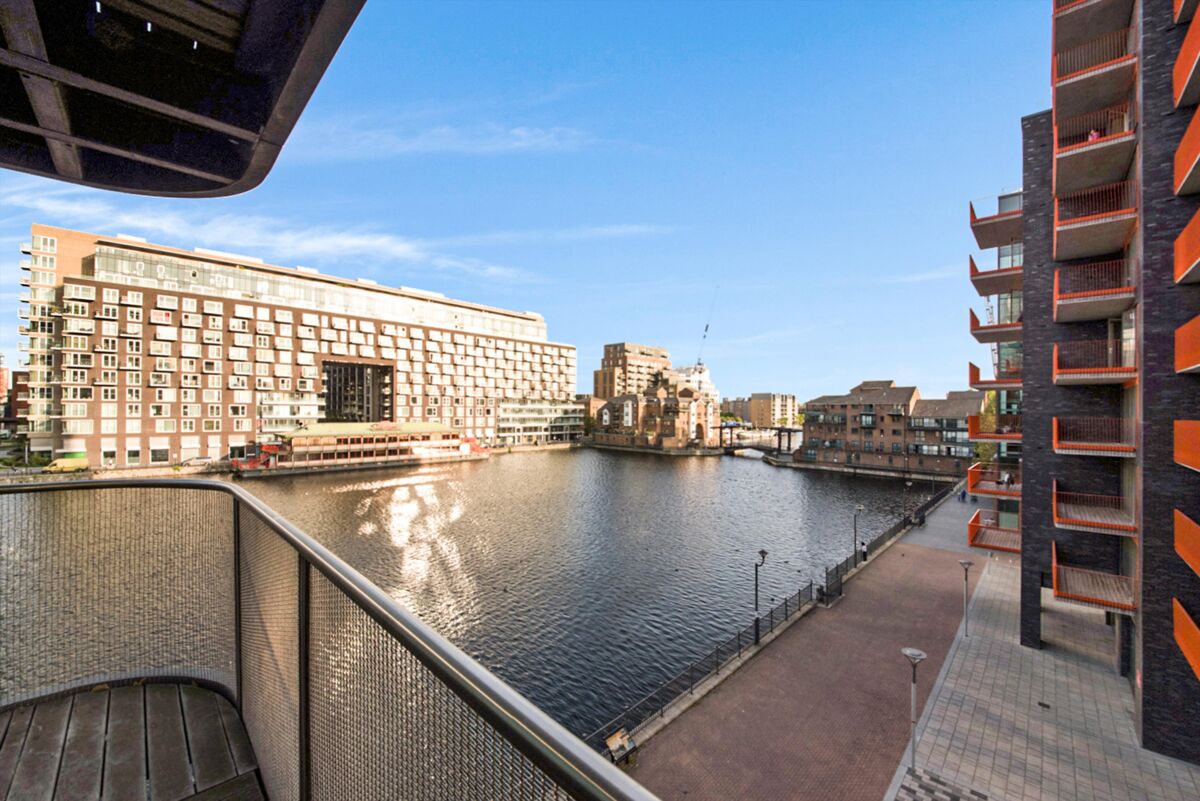 flat for sale in 41 Millharbour, Nr Canary Wharf, London, E14