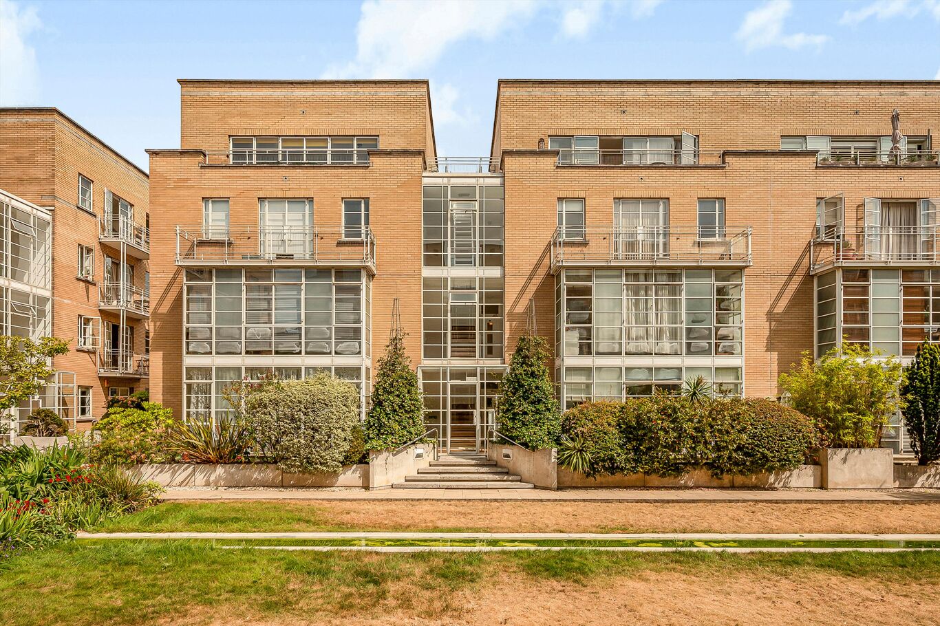 Image of Roy Square, London E14