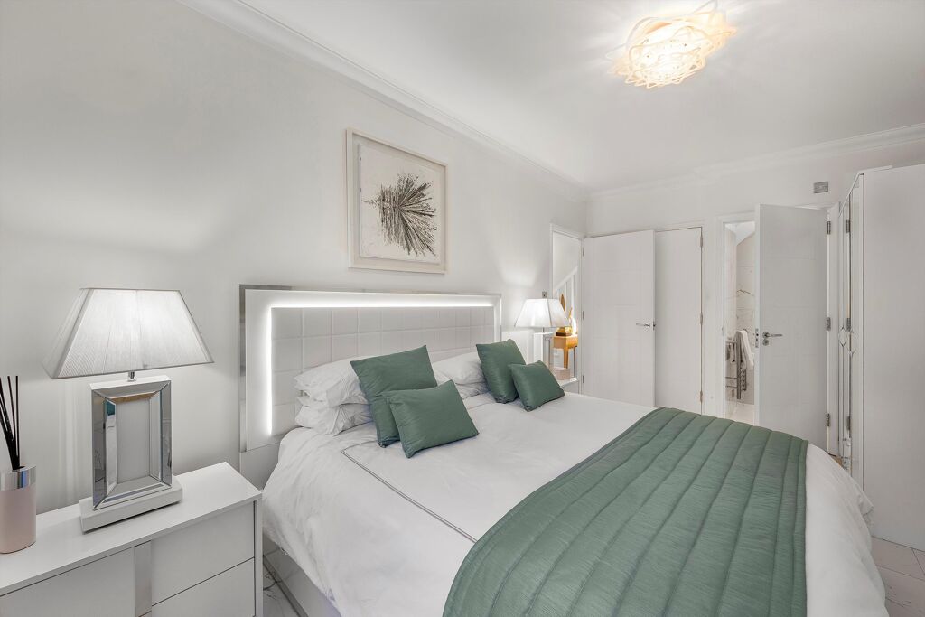 Image of Narrow Street, London, E14