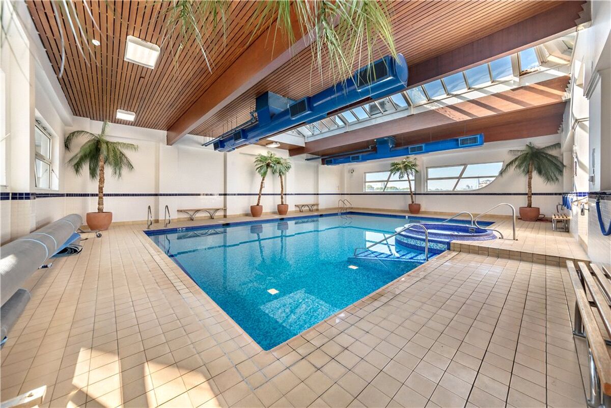 flat for sale in Cascades Tower, 4 Westferry Road, Nr Canary Wharf