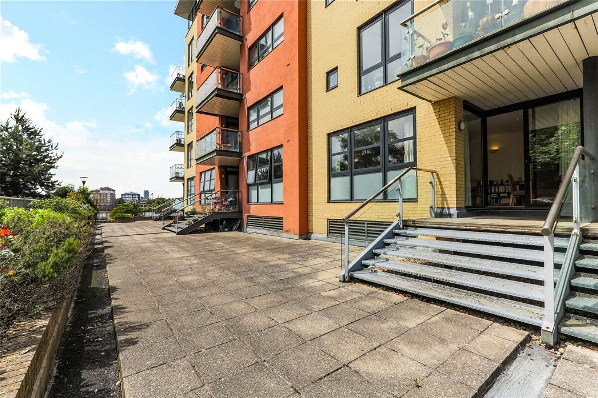 flat for sale in Ocean Wharf, 60 Westferry Road, Nr Canary Wharf