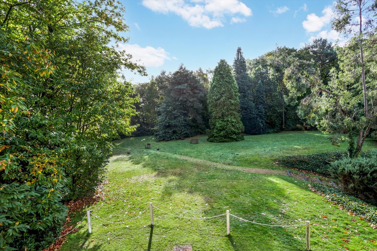 flat to rent in Lakewood, Portsmouth Road, Cobham, Surrey, KT10