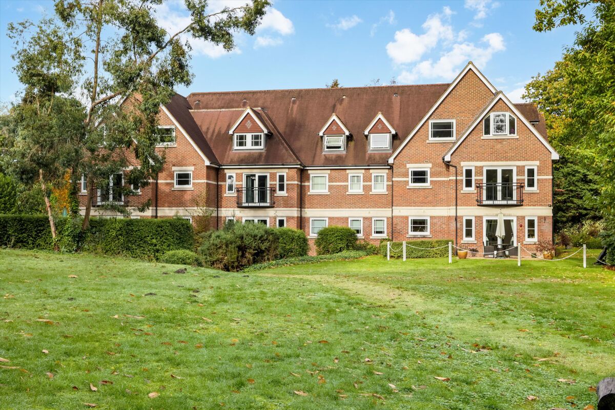 flat to rent in Lakewood, Portsmouth Road, Cobham, Surrey, KT10
