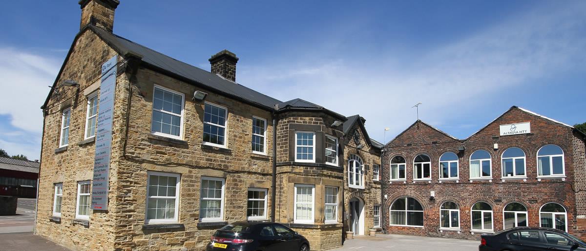 A variety of modern suites available on flexible terms with all inclusive rentals.  
Established location close to Junction 35/35a/36 M1, with excellent on site amenities and 24 hour access.