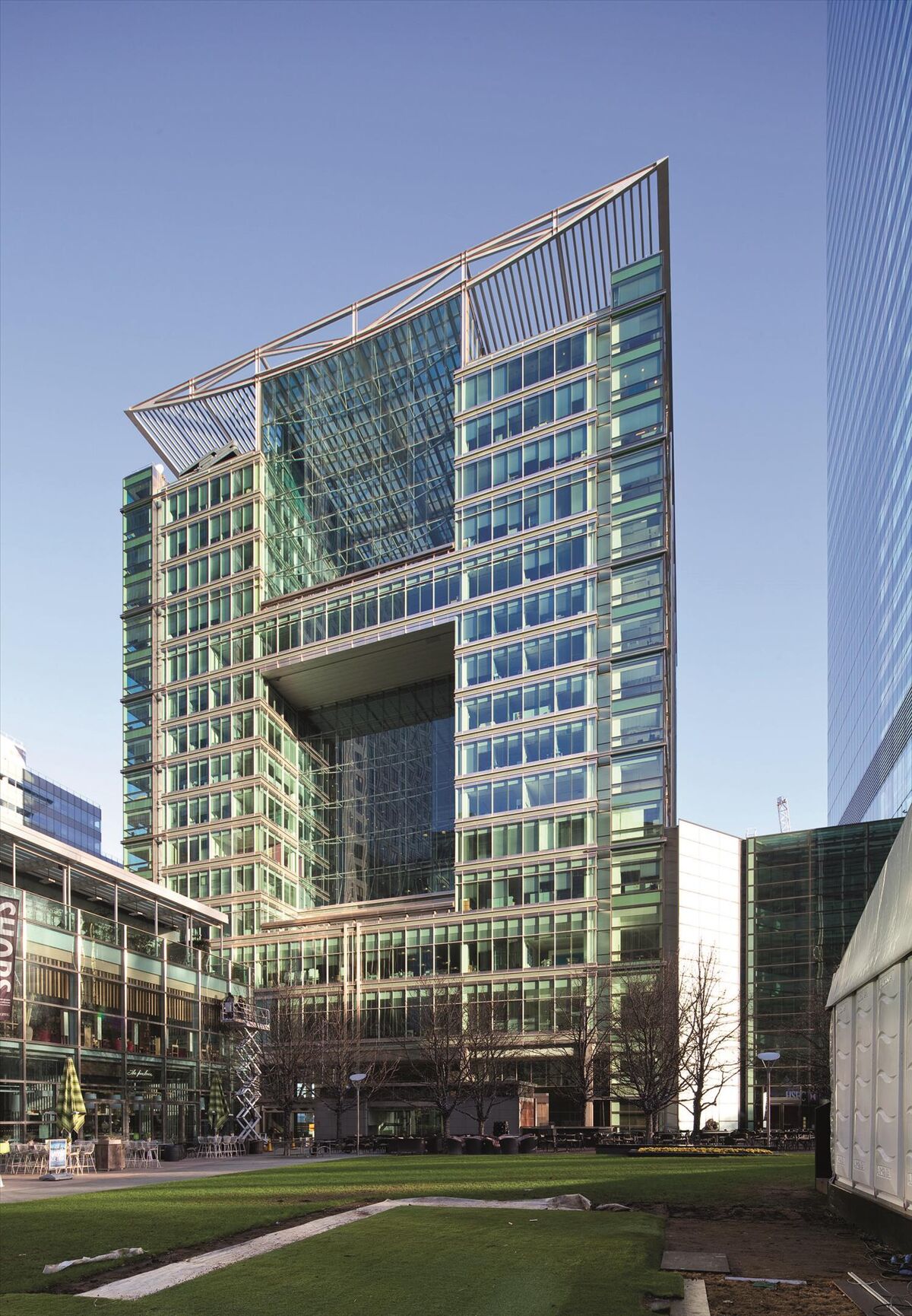 World class - a signature headquarters building available to let, possibly the best positioned in Canary Wharf. Available floor by floor.