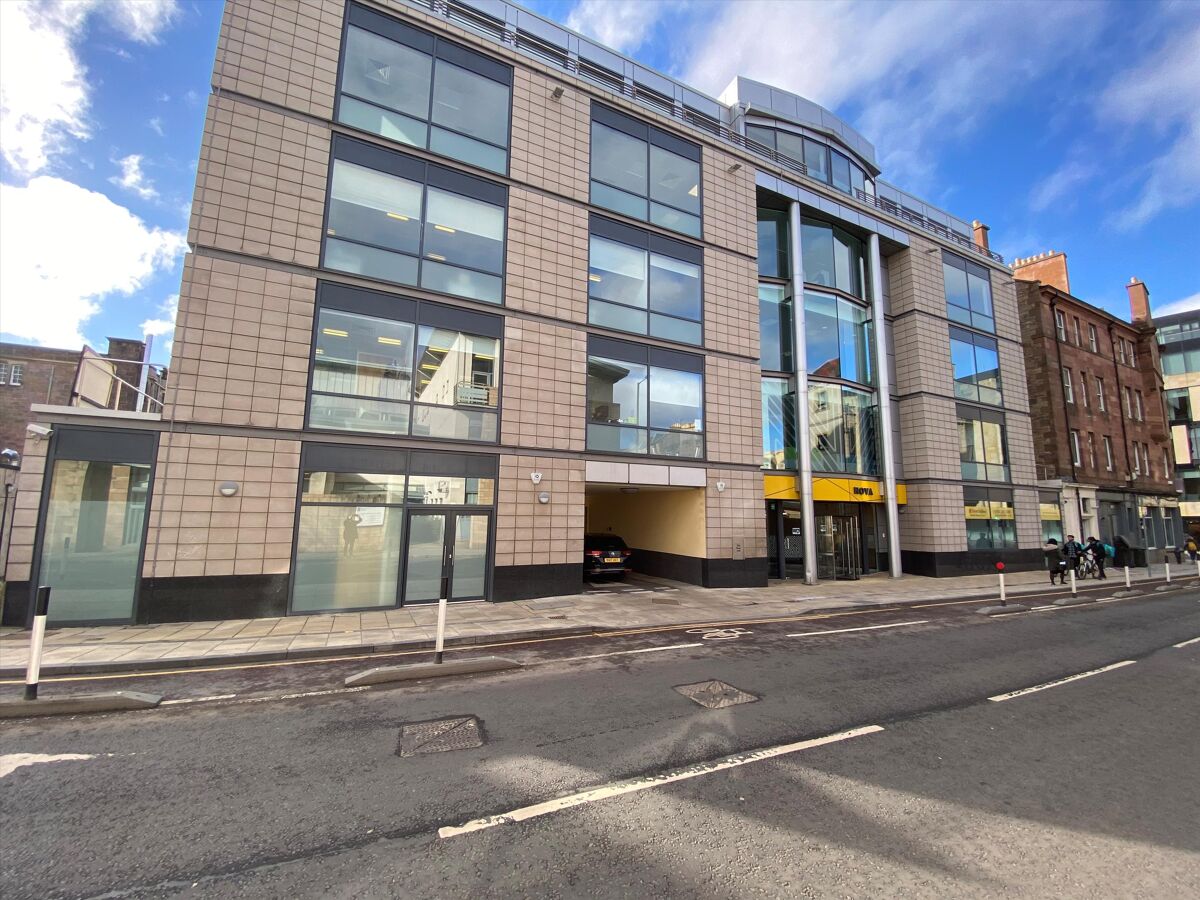 High quality, open plan office accommodation located in Edinburgh’s prime business district with outstanding views of Edinburgh Castle.