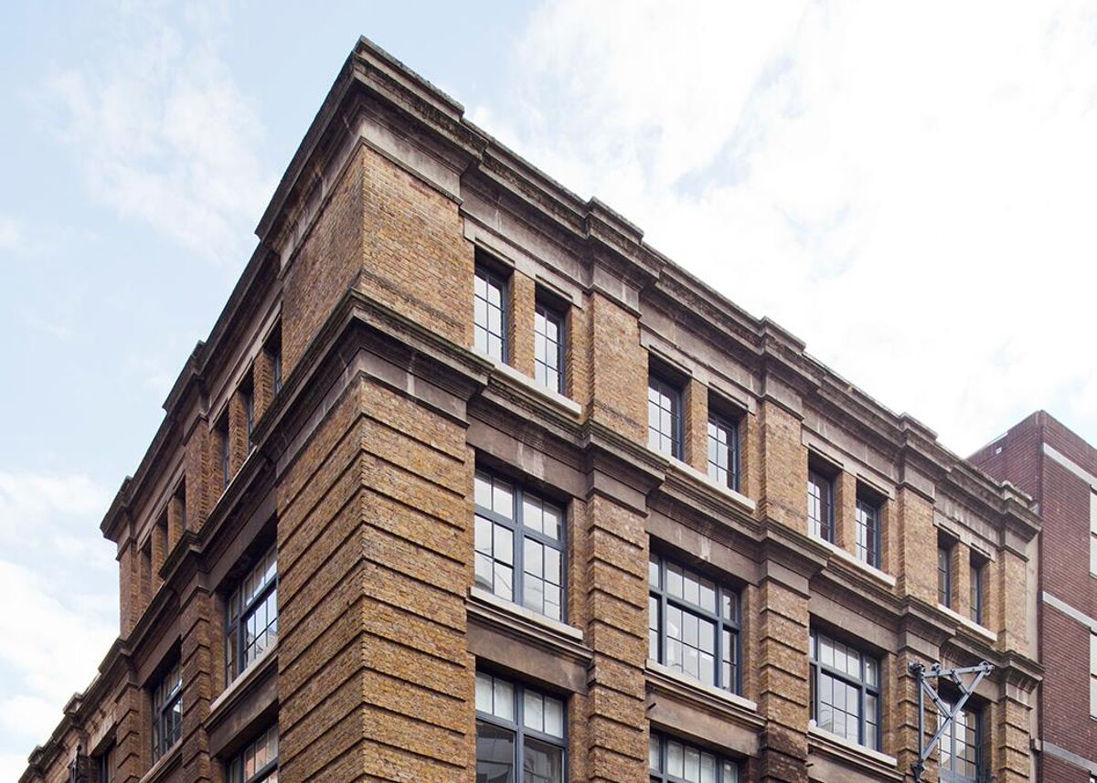 The building has high ceilings and large windows and offers private offices, event space, meeting rooms, kitchen and dining areas and bike storage all 100 yards from Farringdon Station.